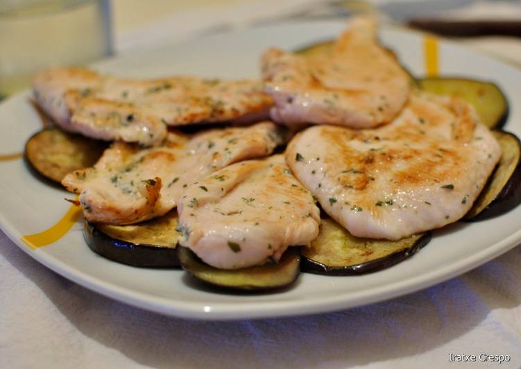 Pechuga de pollo al ajillo sobre berenjenas