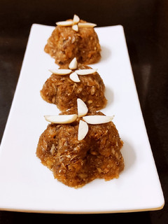 A picture of Dates balls.
