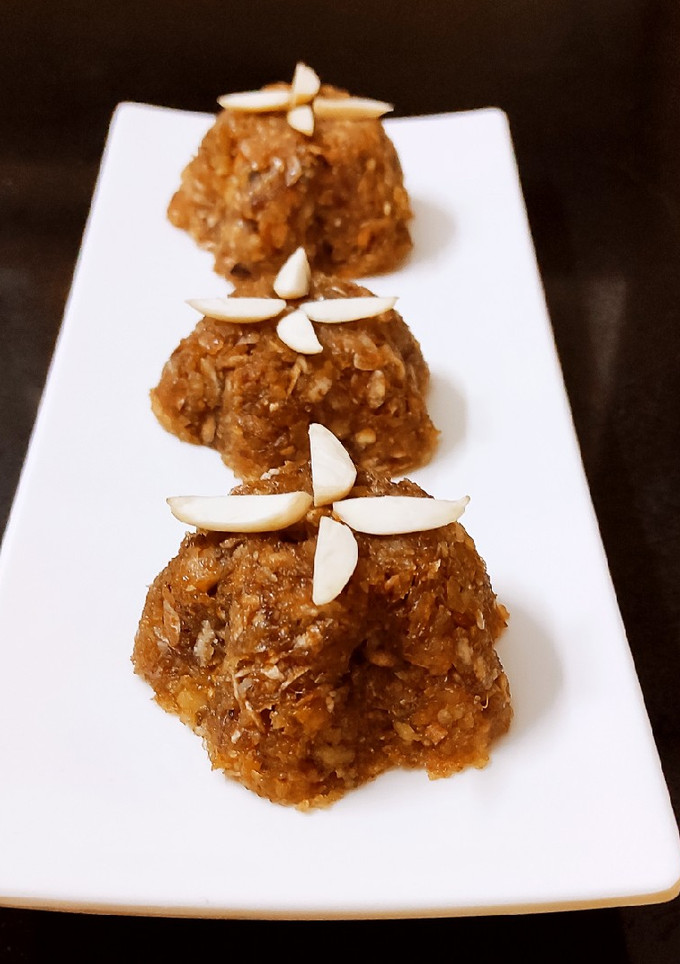 A picture of Dates balls.