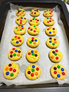 Hình của món Bánh cookie cho bé siêu dễ thương🍪🍪 Betty Crocker Rainbow Chip With M&m Cookie Mix - 495g.