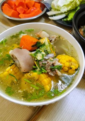 Hình của món Canh Đuôi heo hầm bắp và cà rốt.