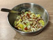 Una foto de ensalada de arroz con lechuga