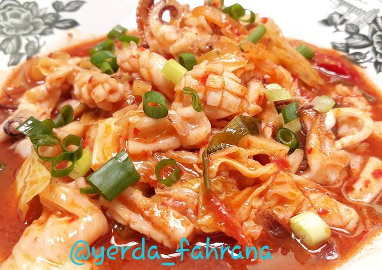 Ojingeodeopbab 오징어덮밥 
Cumi Pedas korea