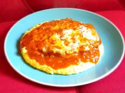 Una foto de polenta con salsa de tomate