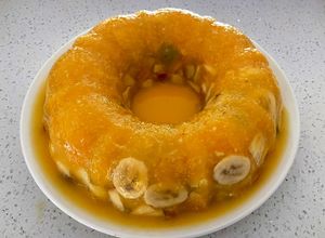 Una foto de Gelatina de naranja natural 🍊 con frutas