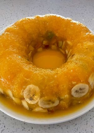 Una foto de Gelatina de naranja natural 🍊 con frutas