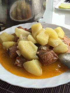 Una foto de Patatas con costillas