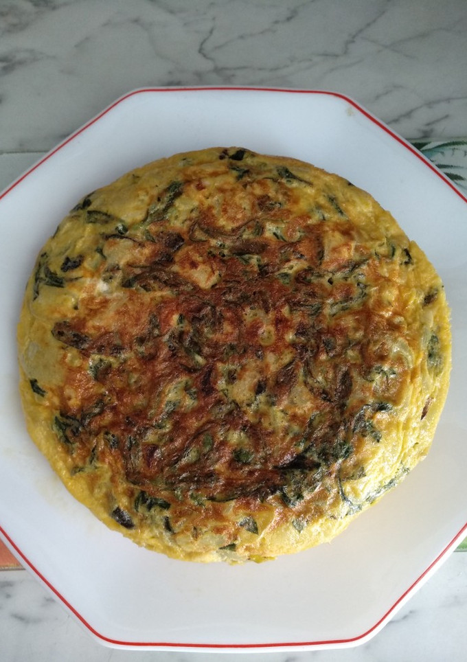 Una foto de Tortilla de patatas y collejas
