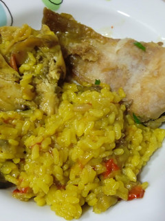 Una foto de Arroz meloso con raya y sepia