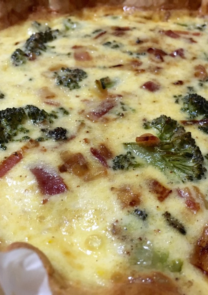 Una foto de Quiche de bacon, cebolla y brócoli