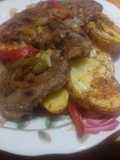 Hígado sellado, papas rústicas, sofrito de morrón, cebolla y ajo
