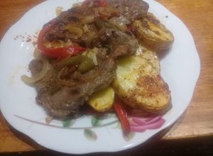Una foto de Hígado sellado, papas rústicas, sofrito de morrón, cebolla y ajo