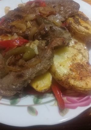 Una foto de Hígado sellado, papas rústicas, sofrito de morrón, cebolla y ajo