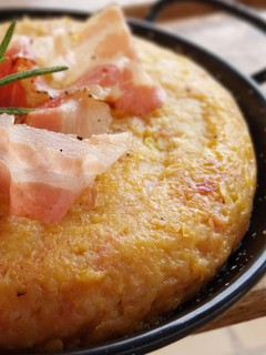 Una foto de Trinxat de patatas revolconas y panceta curada a la pimienta