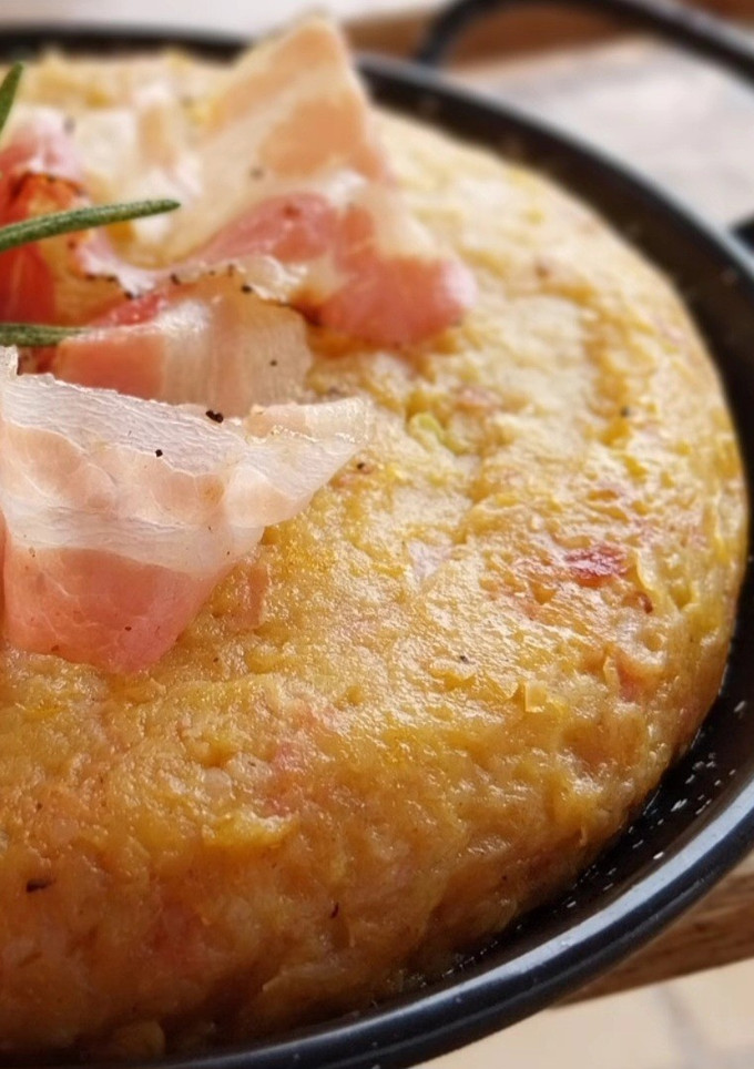 Una foto de Trinxat de patatas revolconas y panceta curada a la pimienta