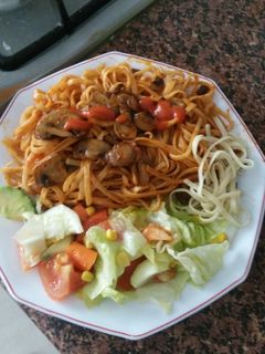 Una foto de Tallarines con tomate y champiñones