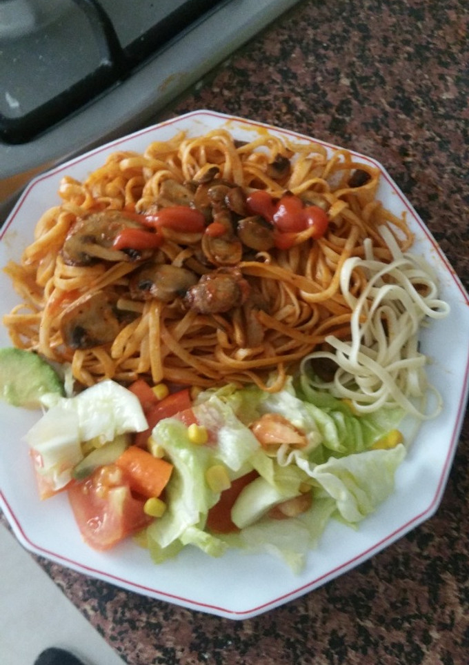 Una foto de Tallarines con tomate y champiñones