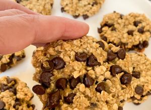 Une photo de COOKIES AUX FLOCONS D’AVOINE ET PÉPITES DE CHOCOLAT