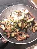 Pak choi con pollo al sesamo nero