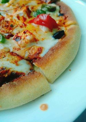 A picture of Restaurant style paneer Tikka pizza.