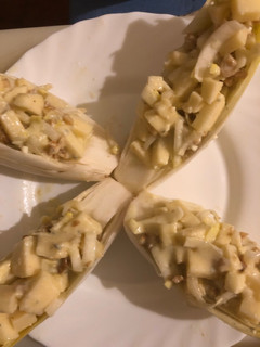 Una foto de 208. Barquitas de endibias rellenas de manzana y nueces con salsa de roquefort (entrante ensalada)