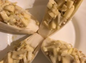 Una foto de 208. Barquitas de endibias rellenas de manzana y nueces con salsa de roquefort (entrante ensalada)