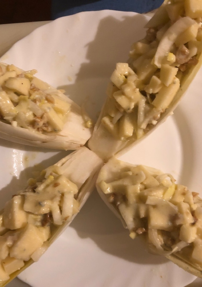 Una foto de 208. Barquitas de endibias rellenas de manzana y nueces con salsa de roquefort (entrante ensalada)