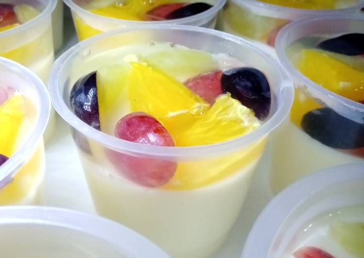 Puding susu topping buah