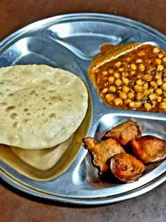 छोला,भटूरा और गुलगुले (chola bhatura aur gulgulle recipe in Hindi) रेसिपी मुख्य फोटो
