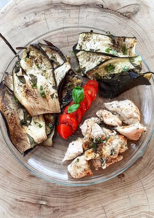 Une photo de Légumes grillés et poulet
