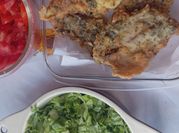 Una foto de corvina frita con harina