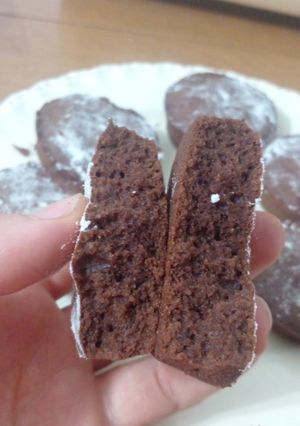 Una foto de Panquecitos caprese (dulces) 🍫🐿️ muffins de torta caprese de chocolate extra húmeda y suave!!!