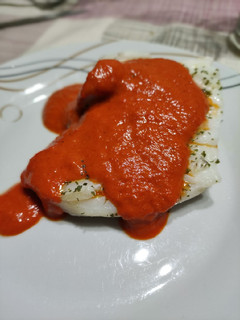 Una foto de Bacalao fresco con salsa de pimientos de piquillo