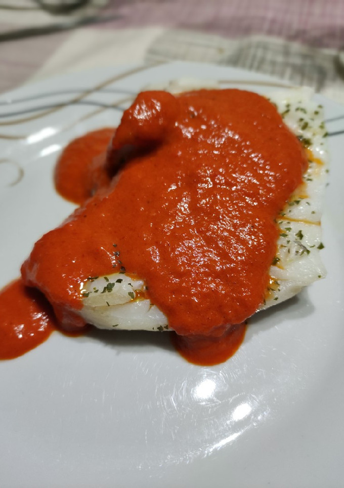 Una foto de Bacalao fresco con salsa de pimientos de piquillo