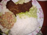 Arroz con guacamole y carne frita