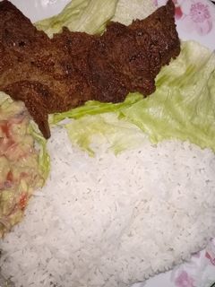 Una foto de Arroz con guacamole y carne frita