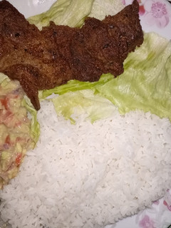 Una foto de Arroz con guacamole y carne frita