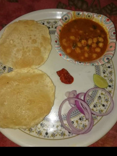 छोले और भटूरे (chole aur bhature recipe in Hindi) रेसिपी मुख्य फोटो