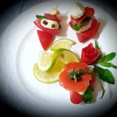 Una foto de Christmas apero with tomato and mozzarella cheese