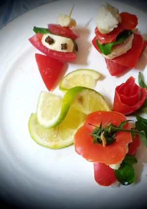 A picture of Christmas apero with tomato and mozzarella cheese.