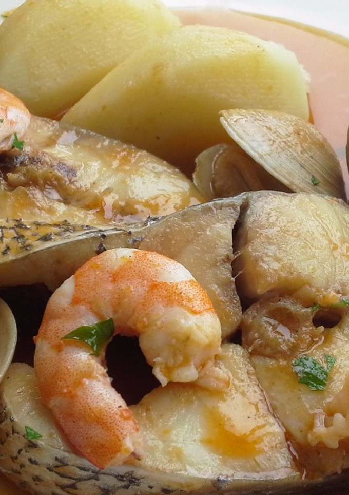 Una foto de Corvina en salsa de langostinos y zanahorias