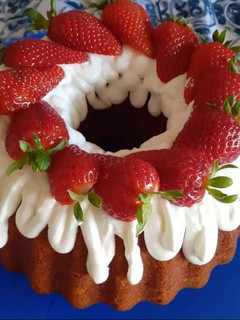 Foto di Ciambella al limone con frosting di ricotta e fragole