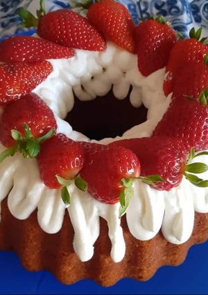 Foto di Ciambella al limone con frosting di ricotta e fragole