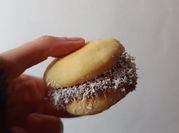 Una foto de alfajores sin lactosa