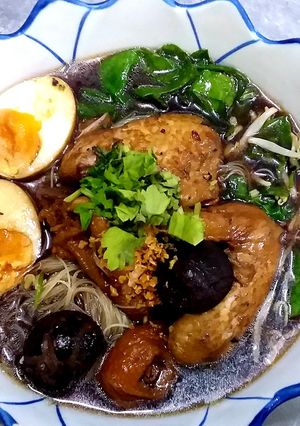 รูปของ เส้นหมี่หุ่นน้ำปีกไก่ตุ๋น