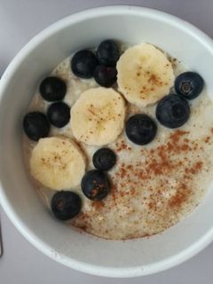 Gyümölcsös zabkása 🫐🍌🍎🍓🥝🍇 recept fotója