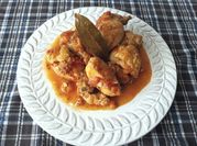 Una foto de pollo de corral y verduras