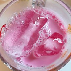 A picture of Nom yen (Sweet pink-cool milk): นมเย็น.