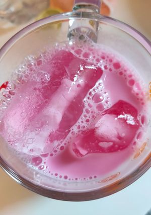 A picture of Nom yen (Sweet pink-cool milk): นมเย็น.