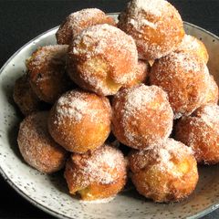 A picture of Apple Doughnuts.